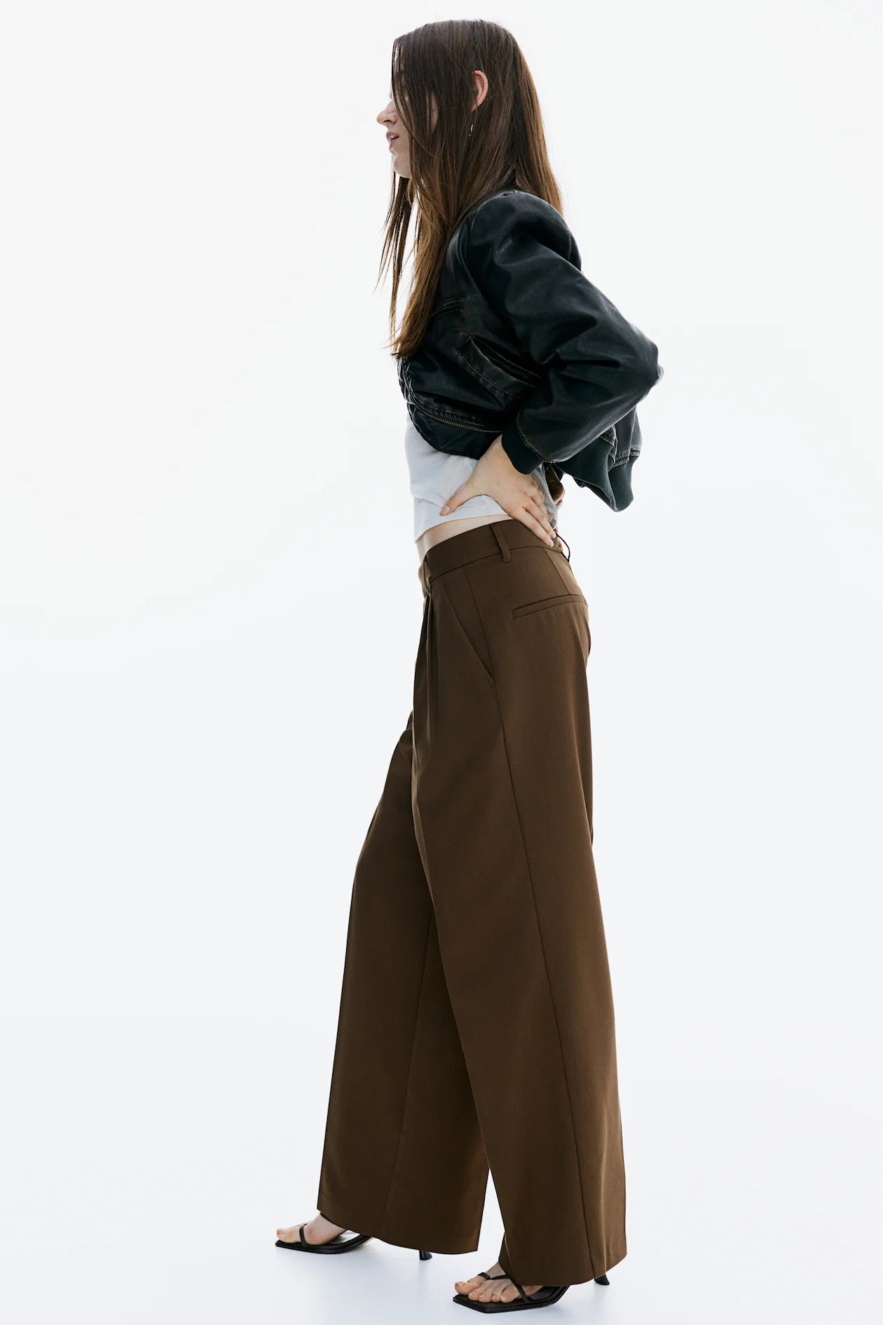 Italian Nova – High-waisted Pleated trousers in Brown